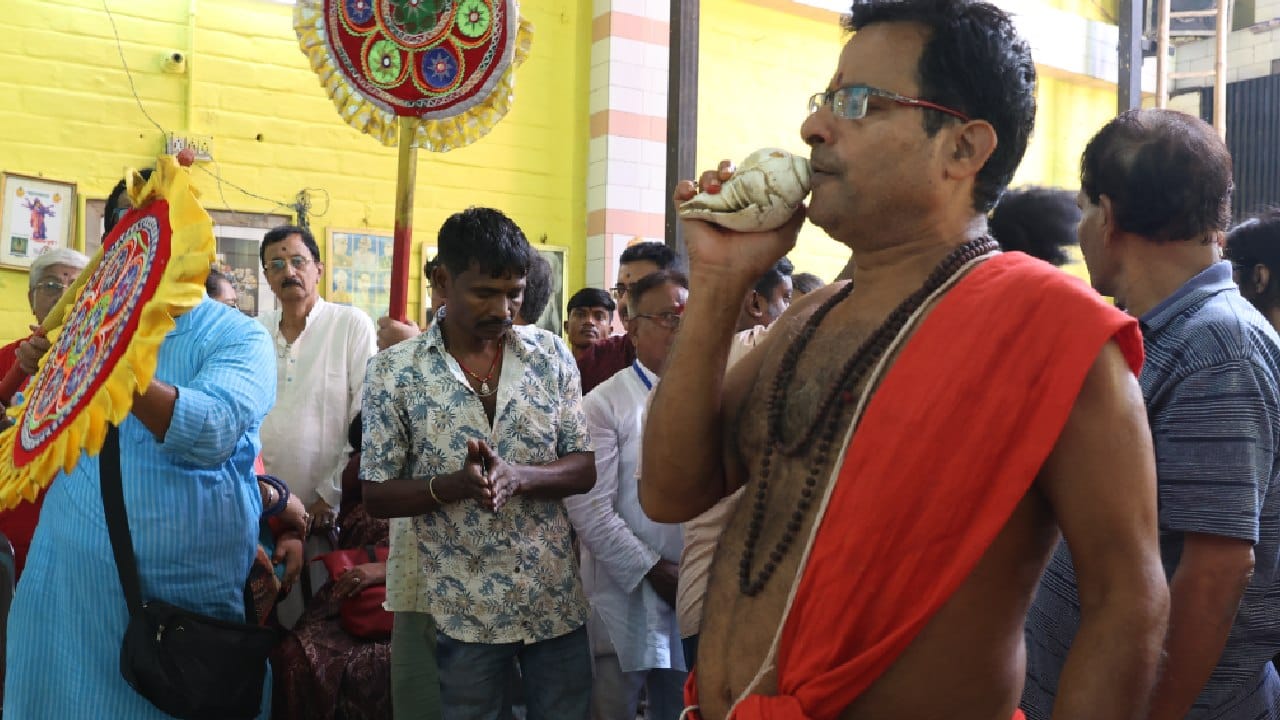 শঙ্খ ছোঁয়ার আগে হাত-পা ধুয়ে পরিষ্কার হওয়া বা স্নান করা একান্ত প্রয়োজন। অশুদ্ধ অবস্থায় বা নোংরা হাতে এই পবিত্র জিনিস স্পর্শ করা ঠিক নয়। শঙ্খ সবসময় একটি পরিষ্কার কাপড়ের ওপর বা সিংহাসনে সাজিয়ে রাখা উচিত। Getty Images