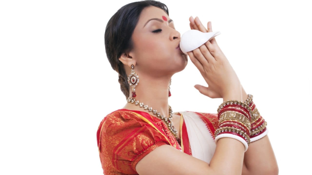 অনেকেই একটি ভুল করেন, যে শঙ্খ দিয়ে পুজো করা হয় সেটিই বাজান। নিয়ম অনুযায়ী, যে শঙ্খ দিয়ে দেবতাকে জল দেওয়া হয় সেটি কখনওই বাজানো উচিত নয়। বাজানোর জন্য এবং পুজোর জন্য আলাদা আলাদা শঙ্খ রাখা হল সঠিক পদ্ধতি। Getty Images