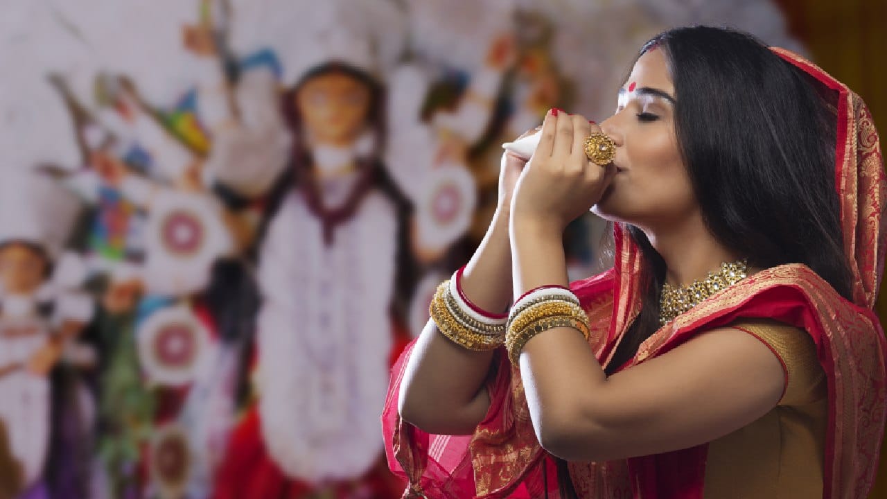 হিন্দু ধর্মে শঙ্খকে অত্যন্ত পবিত্র ও মঙ্গলের প্রতীক হিসেবে ধরা হয়। মনে করা হয়, শঙ্খ হল দেবী লক্ষ্মীর ভাই এবং এটি বাড়িতে থাকলে সুখ-সমৃদ্ধি বজায় থাকে। যে কোনও শুভ কাজ শুরু করার আগে শঙ্খ বাজানোর প্রথা প্রাচীন কাল থেকেই চলে আসছে। Getty Images