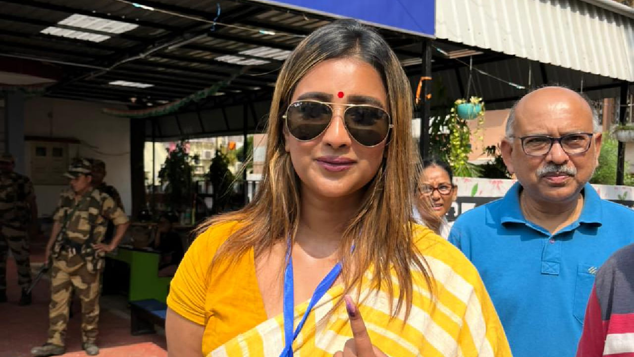 সায়ন্তিকা বন্দ্যোপাধ্যায়- ভোটদান পর্ব সেরে হলুদ শাড়িতে ক্যামেরার সামনে ধরা দিয়েছেন অভিনেত্রী এবং বরানগর বিধানসভা কেন্দ্রের প্রার্থী  সায়ন্তিকা বন্দ্যোপাধ্যায়।  Facebook