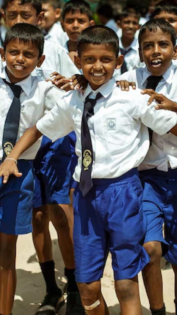 স্কুল পড়ুয়াদের সামনে রেখে ভোটের প্রচার! নোয়াপাড়ায় তৃণমূল প্রার্থীর কর্মকাণ্ডে বিতর্ক