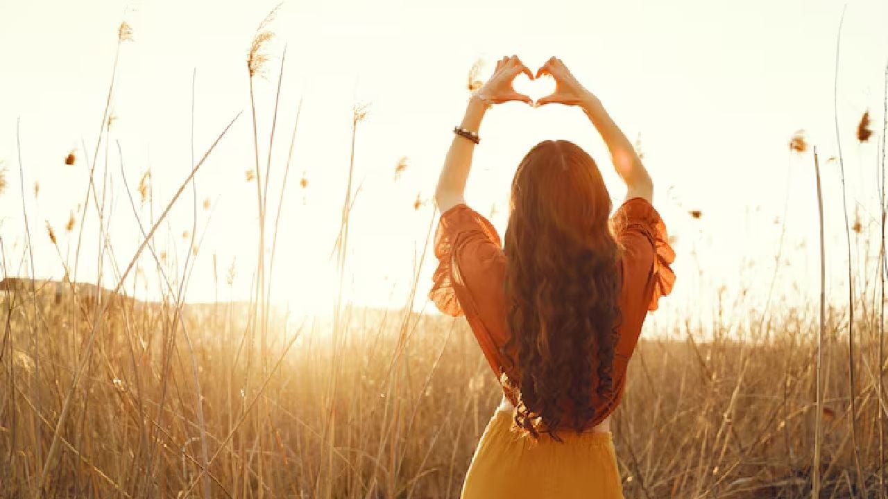 আপনার দিনটি আপনার নিজের নিয়ন্ত্রণে শুরু হওয়া প্রয়োজন। ফোন বা সোশ্যাল মিডিয়া যেন আপনার মানসিক শান্তির নিয়ন্ত্রক না হয়ে ওঠে। আগামিকাল থেকেই বদলে ফেলুন এই অভ্যাস, সুস্থ রাখুন আপনার মস্তিষ্ক।  Free Pik