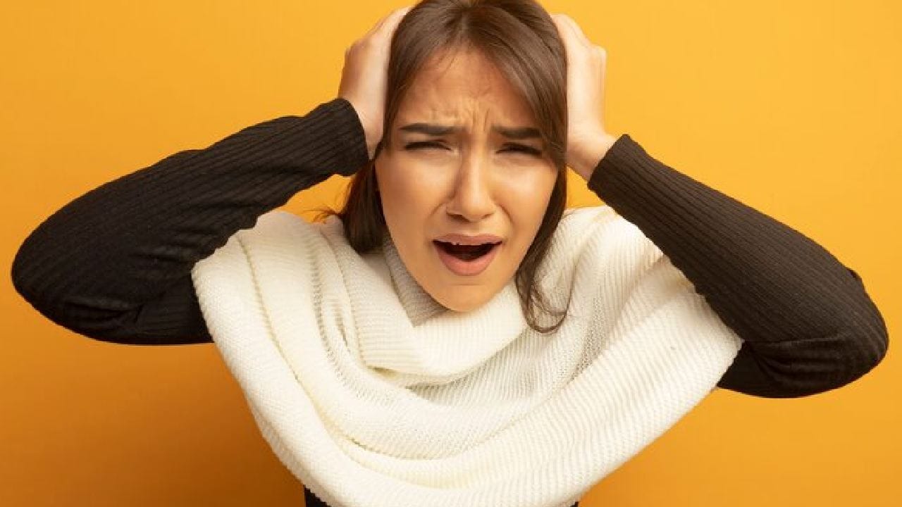 সকাল সকাল নেতিবাচক খবর বা সোশ্যাল মিডিয়ার তুলনা আপনার আত্মবিশ্বাস কমিয়ে দেয়। নিজের অজান্তেই আপনি অন্যের জীবনের সঙ্গে নিজের তুলনা করে বিষণ্ণ বোধ করতে শুরু করেন। যা আপনার মুড নষ্ট করার জন্য যথেষ্ট।  Free Pik