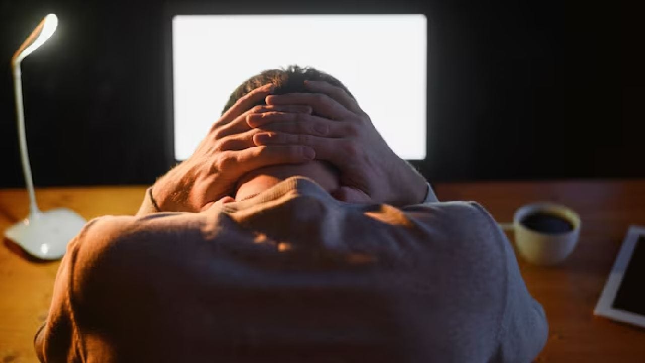 গবেষণা বলছে, এই অভ্যাসের ফলে সারাদিন কাজে মনোযোগ দিতে সমস্যা হয়। অকারণ অস্থিরতা এবং উদ্বেগ বা স্ট্রেস ধীরে ধীরে বাড়তে থাকে। যা আপনার মানসিক স্বাস্থ্যের দীর্ঘমেয়াদী ক্ষতি করে।  Free Pik