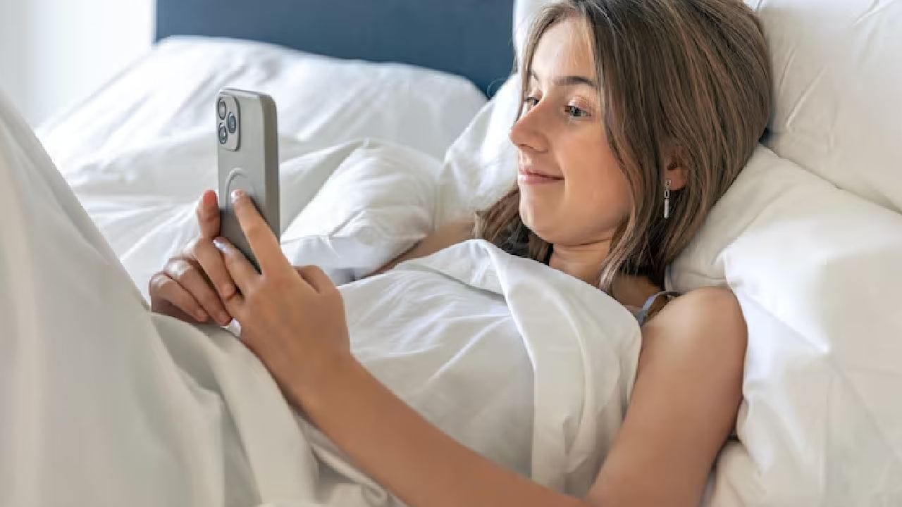 অ্যালার্ম বাজতেই কি আপনার হাত চলে যায় স্মার্টফোনের দিকে? এক চোখ খোলা রেখে স্ক্রল করতে শুরু করেন নোটিফিকেশন? এই অভ্যাসটিকেই বিশেষজ্ঞরা বলছেন ভয়ংকর 'সিক্স এ.এম ফোন রুল'। Free Pik