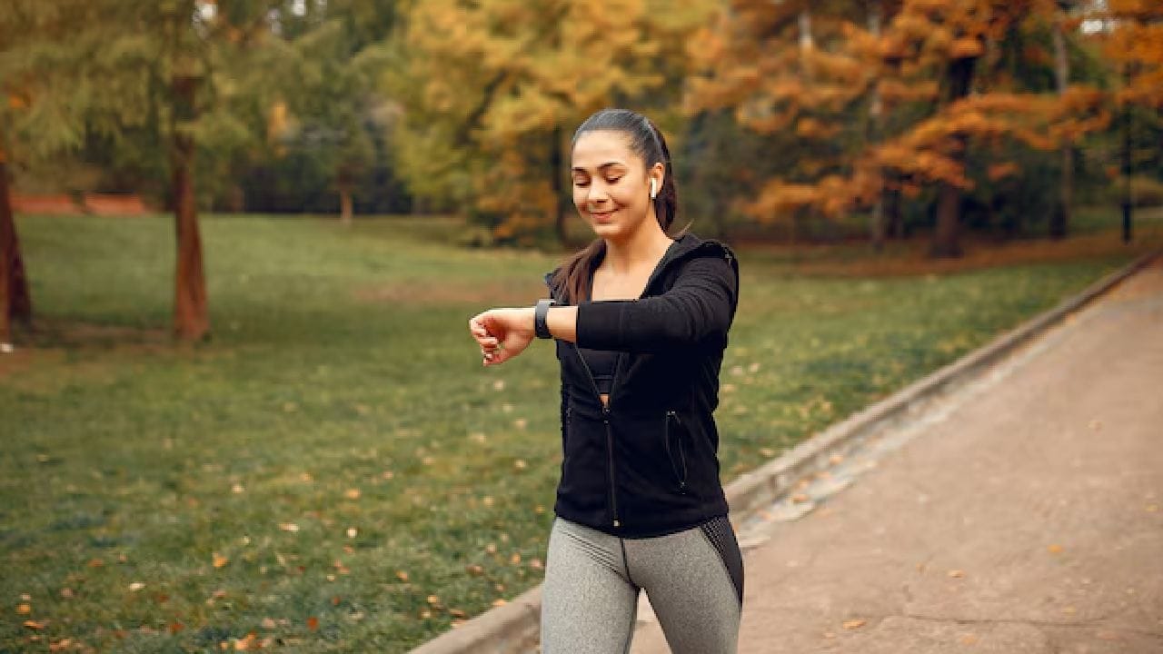 বিশেষজ্ঞরা বলছেন, ঘুম থেকে ওঠার অন্তত ৩০ মিনিট থেকে ১ ঘণ্টা ফোন ছোঁবেন না। এই সময়টুকু তোলা থাক আপনার নিজের জন্য। একটু ব্যায়াম করুন বা শান্ত হয়ে বসে দিনের পরিকল্পনা করুন।  Free Pik