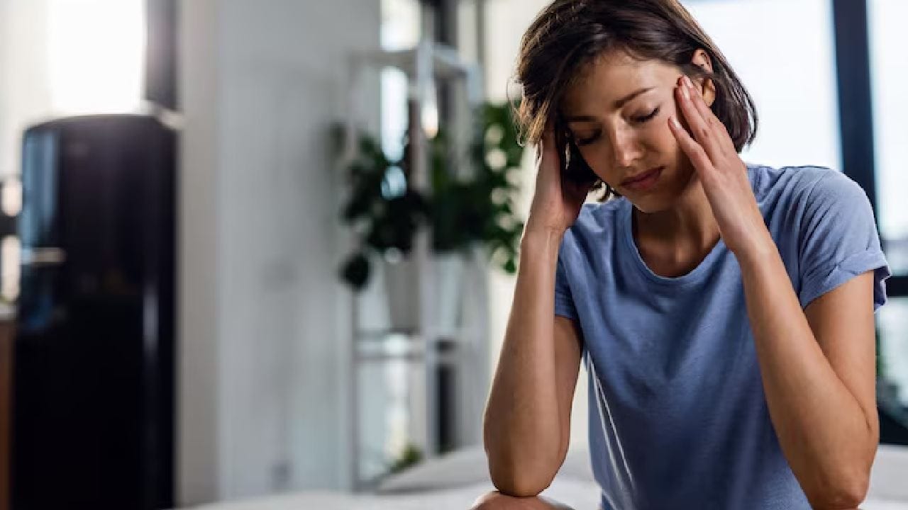 শরীরের স্বাভাবিক প্রয়োজনগুলো এই অভ্যাসের কারণে উপেক্ষিত থেকে যায়। জলপান করা, হাত-পা স্ট্রেচ করা বা একটু শান্তভাবে নিঃশ্বাস নেওয়ার সময়টুকুও ফোন কেড়ে নেয়। ফলে শরীরের জৈবিক ছন্দ বিঘ্নিত হয়।  Free Pik