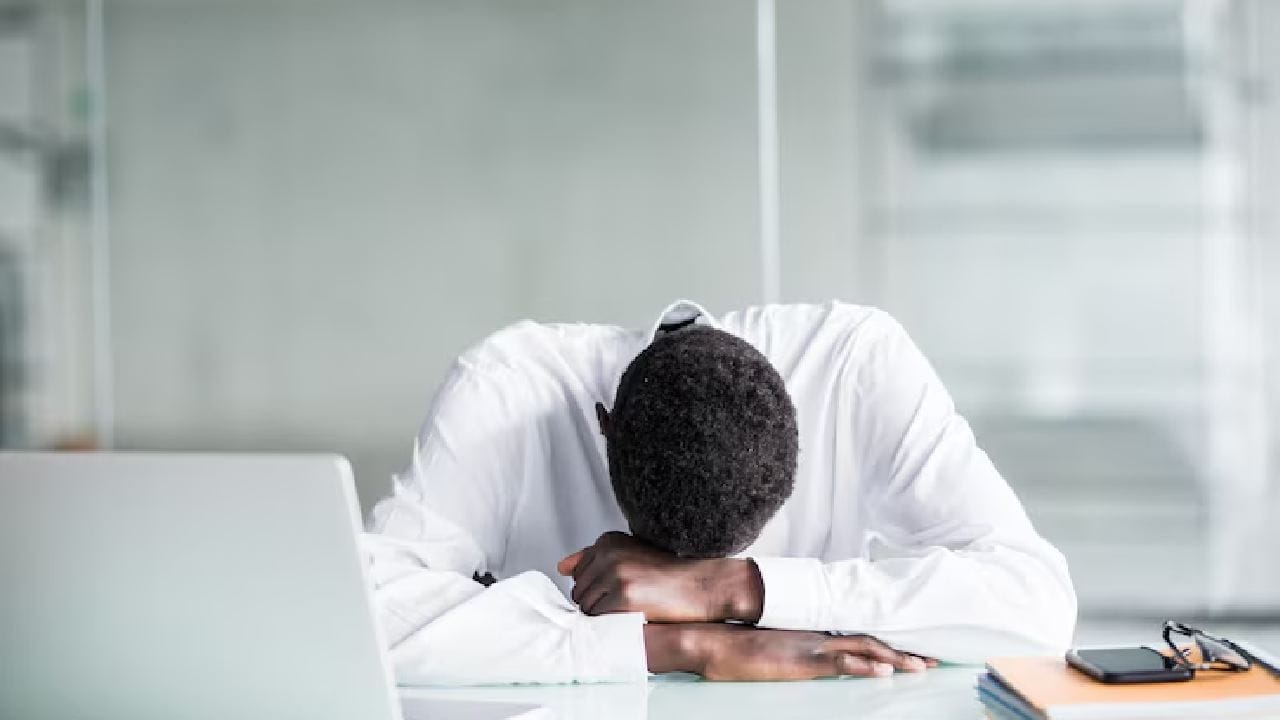 সকালে ফোন দেখার ফলে আপনার মস্তিষ্ক 'রিয়াক্টিভ'হয়ে ওঠে। অর্থাৎ দিনটি আপনার নিয়ন্ত্রণে নয়, বরং অন্যের মেসেজ বা নোটিফিকেশনের ওপর নির্ভর করে শুরু হয়। এতে সৃজনশীলতা মারাত্মকভাবে কমে যায়।  Free Pik