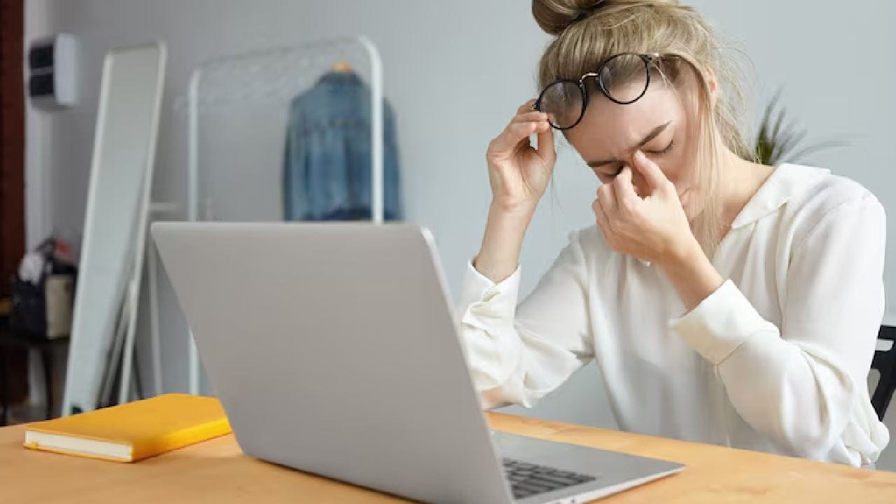 ঘুম থেকে ওঠার ঠিক পরেই আমাদের মস্তিষ্ক অত্যন্ত সংবেদনশীল অবস্থায় থাকে। ঠিক সেই সময়েই তথ্যের পাহাড় মনের ওপর চাপ সৃষ্টি করে। ফলে দিন শুরু হওয়ার আগেই আপনি মানসিকভাবে ক্লান্ত হয়ে পড়েন।  Free Pik