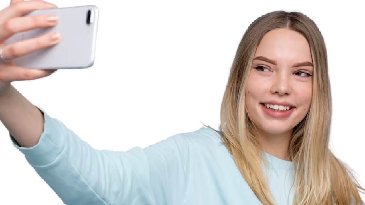 আপনার প্রোফাইল পিকচার কি কোনও 'সেলফি'? গবেষকদের মতে, সেলফি প্রিয় মানুষেরা নিজেদের রূপ নিয়ে অত্যন্ত সচেতন থাকেন। তাঁরা মনে করেন, নিজের সেরা রূপটি কেবল তাঁরাই ক্যামেরায় ফুটিয়ে তুলতে পারেন। আবার ফিল্টারের আড়ালে মুখ লুকনো বা গম্ভীর মুখে ছবি দেওয়ার অর্থ হল, আপনি বাকিদের কাছে নিজেকে একটু রহস্যময় করে রাখতে পছন্দ করেন। Photo- Freepik