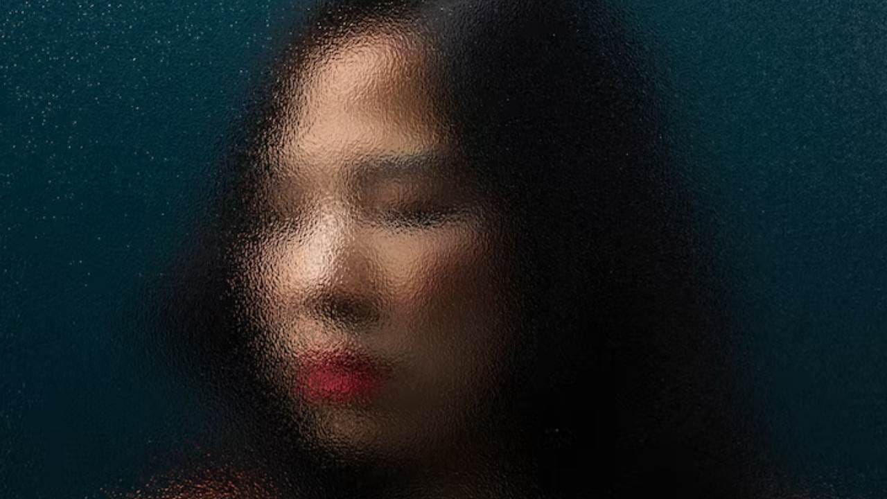 যদি প্রোফাইল পিকচারটি ঝাপসা বা ব্লার হয়, তবে বুঝতে হবে আপনি নিজের অনলাইন প্রোফাইল নিয়ে একদমই সচেতন নন। আবার ছবি 'ক্রপ' বা কেটে ছোট করে দিলে বোঝা যায়, আপনি নিজের চেহারা বা বর্তমান পরিস্থিতি নিয়ে খুব একটা আত্মবিশ্বাসী নন। সমাজমাধ্যমে হয়তো একরকম বাধ্য হয়েই আপনি টিকে রয়েছেন। Photo- Freepik