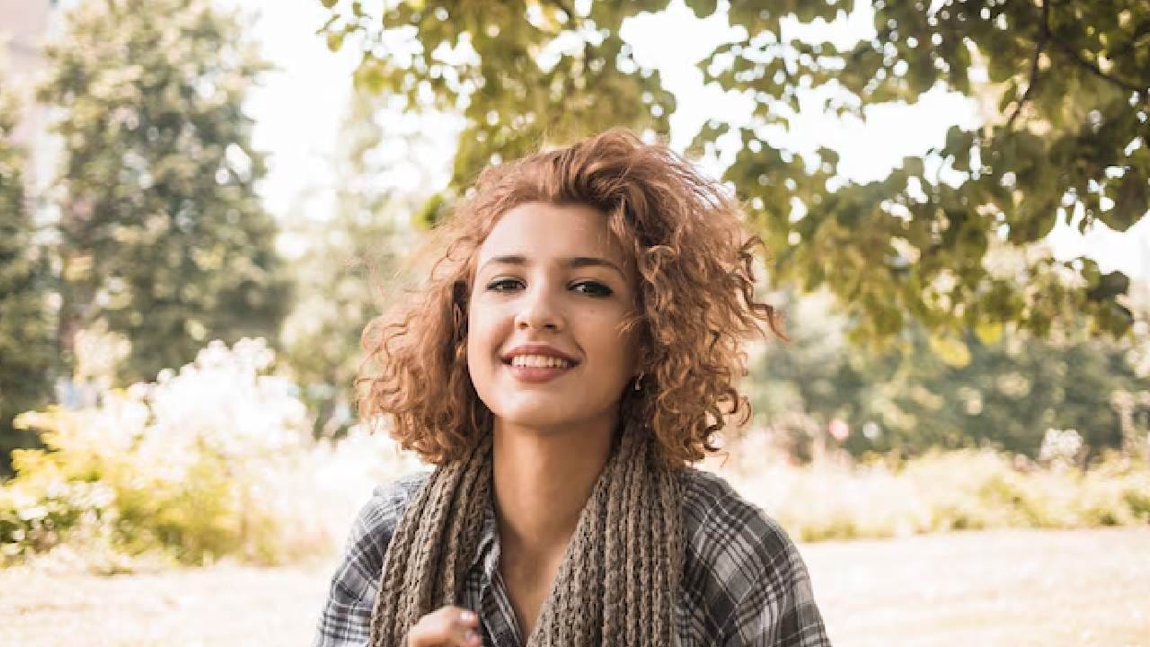 হাসিমুখের ছবি বা ক্যানডিড পোজ আপনার 'কুল' মানসিকতার পরিচয় দেয়। আপনি ঝুটঝামেলাহীন জীবন পছন্দ করেন এবং আপনার সেন্স অব হিউমার বেশ ভালো। তবে হাসিমুখের ছবিটি যদি খুব বেশি সাজানো বা পোজ দেওয়া হয়, তবে বুঝতে হবে অন্যের চোখে নিজের ভাবমূর্তি কেমন, তা নিয়ে আপনি সারাক্ষণ দুশ্চিন্তায় থাকেন। Photo- Freepik