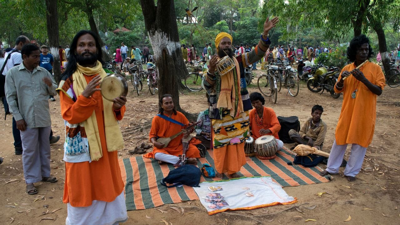 শান্তিনিকেতন : রবীন্দ্রনাথের স্মৃতিবিজড়িত এই স্থানে পাবেন অনাবিল শান্তি। সোনাঝুরির হাট আর বাউল গান আপনার মন ভরিয়ে দেবে।- Getty Images