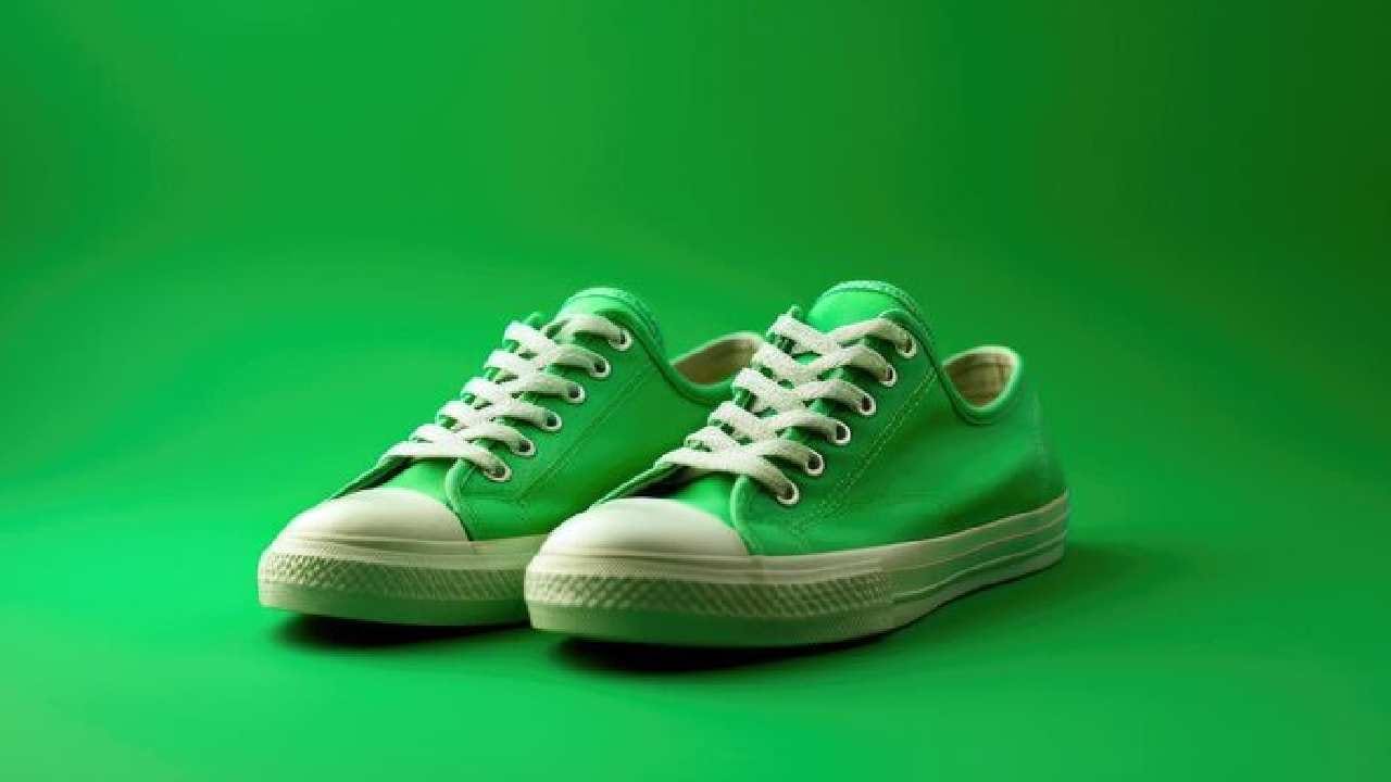 সবুজ রং হল বুধ গ্রহের প্রতীক—যা বুদ্ধি ও ব্যবসার কারক। পায়ে সবুজ রঙের জুতো বা চটি পরলে জন্মছকে বুধ দুর্বল হয়ে যেতে পারে। এর ফলে ব্যবসায় ক্ষতির সঙ্গে সঙ্গে কথা বলায় জড়তাও তৈরি হওয়ার আশঙ্কা থাকে। Free Pik