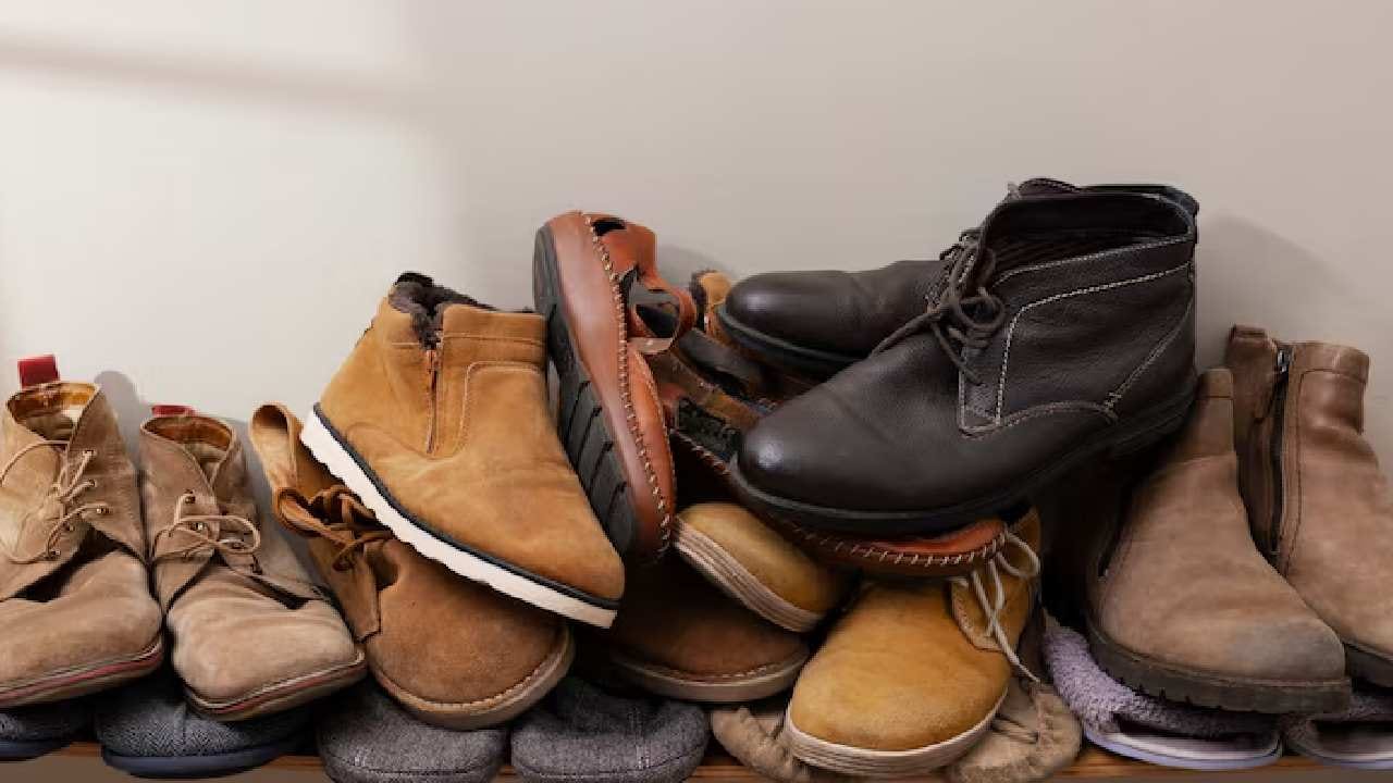 কথায় বলে, মানুষের রুচি চেনা যায় তার পায়ের জুতো দেখে। কিন্তু শাস্ত্র বলছে, জুতো শুধু রুচি নয়, নিয়ন্ত্রণ করে আপনার ভাগ্যকেও। পায়ের সঙ্গে শনি ও রাহুর সম্পর্ক থাকায় ভুল পাদুকা বিপদ ডেকে আনতে পারে। Free Pik