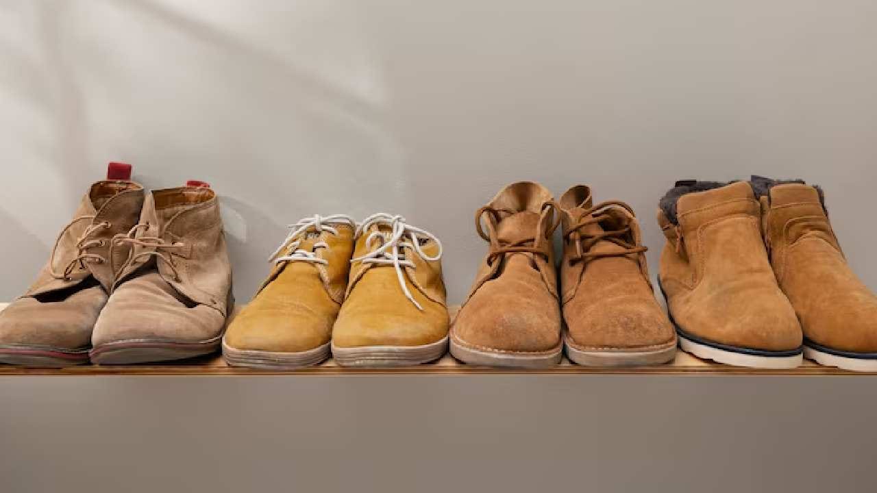 এসবই যেমন শাস্ত্রীয় ব্যাখ্যা, তেমনই এর পেছনে রয়েছে মনস্তাত্ত্বিক কারণও। মনস্তাত্ত্বিকরা মনে করেন, রঙের গভীর প্রভাব আমাদের মনের ওপর পড়ে। তাই পজিটিভ ভাইব পেতে সঠিক রঙের জুতো বেছে নেওয়া জরুরি। Free Pik