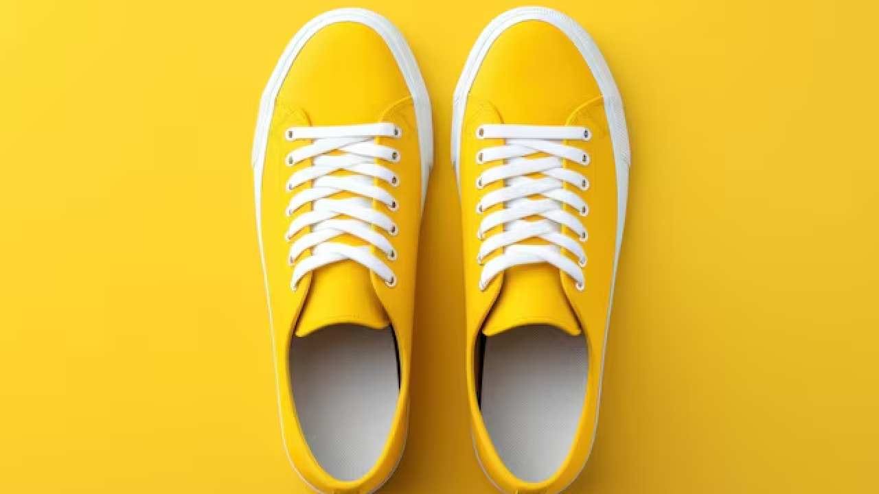 হলুদ হল দেবগুরু বৃহস্পতির রং। এই পবিত্র রং পায়ে রাখা শাস্ত্র মতে অত্যন্ত অশুভ। এতে আর্থিক অনটন ও পরিবারে অশান্তি দেখা দিতে পারে। তাই জুতোর মধ্যে হলুদের ছোঁয়া থাকলেও আজই সতর্ক হোন। Free Pik