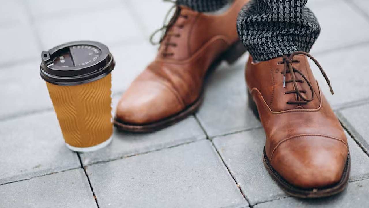 বাস্তু মতে, সব সময় যে কোনও রঙের জুতো পরা ঠিক নয়। তবে কালো, বাদামি কিংবা সাদা রঙের জুতো পরা সবচেয়ে শুভ বলে গণ্য হয়। এই রংগুলো মনের স্থিরতা বাড়ায় এবং পজিটিভ এনার্জি ফিরিয়ে আনতে সাহায্য করে। Free Pik