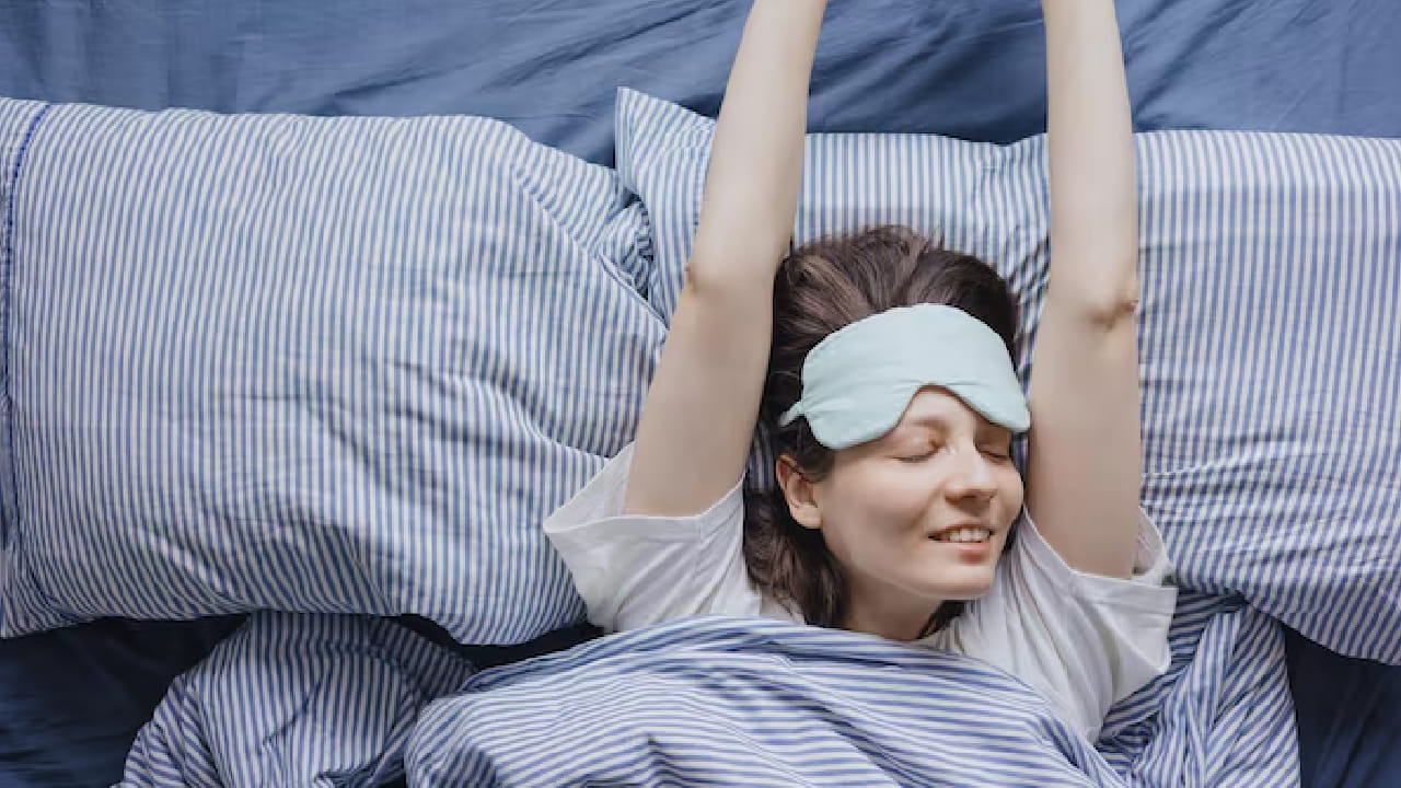 সুতরাং, নতুন জায়গায় ঘুম না হওয়া কোনও অসুখ নয়, বরং আপনার মস্তিষ্কের বাড়তি সতর্কতারই প্রমাণ। তবে এই সমস্যা কাটানোর জন্য নিজের বালিশ বা পরিচিত সুগন্ধি সাথে রাখতে পারেন। এতে মস্তিষ্ক জায়গাটিকে নিরাপদ ভেবে দ্রুত গভীর ঘুমে আচ্ছন্ন হতে সাহায্য করবে। Free Pik