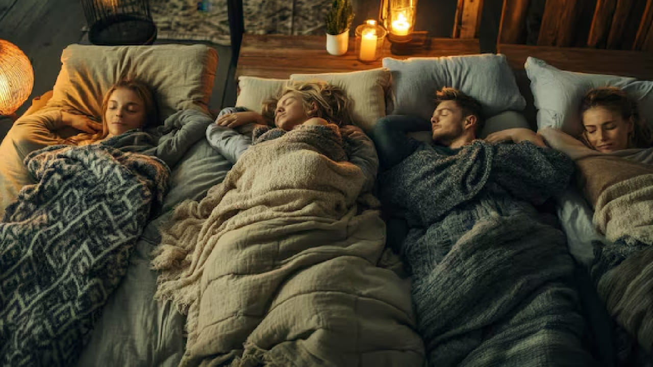 দ্বিতীয় রাতে তাঁদের ঘুমের মধ্যে খুব মৃদু স্বরে অতি-পরিচিত বা বাড়ির মানুষের গলার স্বর শোনানো হয়। আশ্চর্যজনকভাবে দেখা যায়, অচেনা জায়গা হলেও পরিচিত আওয়াজ শোনার ফলে তাঁদের ঘুম আগের চেয়ে অনেক বেশি গাঢ় হয়েছে। অর্থাৎ মস্তিষ্ক তখন নিজেকে নিরাপদ মনে করছে। Free Pik