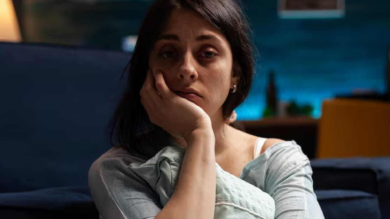 পরীক্ষায় অংশগ্রহণকারীদের ওপর একটি মজার পর্যবেক্ষণ চালানো হয়েছিল। প্রথম রাতে তাঁদের অচেনা জায়গায় নিজের মতো ঘুমোতে দেওয়া হয়। দেখা যায়, জায়গাটির সঙ্গে মানিয়ে নিতে তাঁদের মস্তিষ্ক বেশ বেগ পাচ্ছে এবং ঘুমের মান যথেষ্ট খারাপ হয়েছে। Free Pik