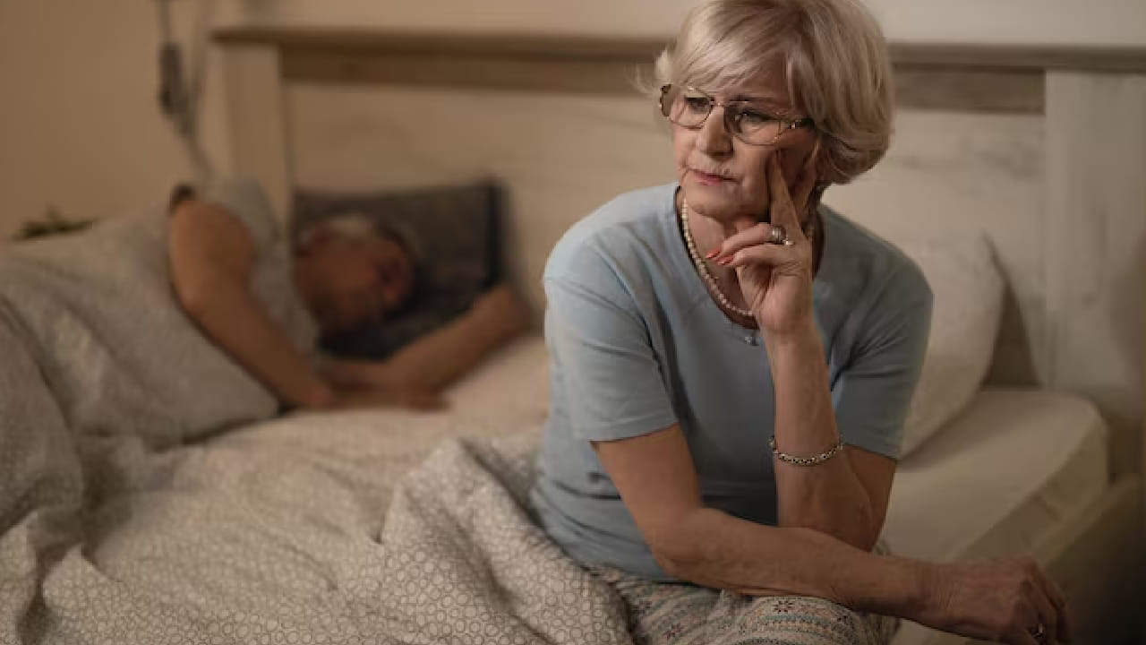 বিজ্ঞানীদের ধারণা, এটি আসলে মানুষের আদিম প্রবৃত্তি। আদিম যুগে বন্য প্রাণীর আক্রমণ থেকে বাঁচতে মানুষ ঘুমের মধ্যেও সজাগ থাকার এই কৌশল রপ্ত করেছিল। জিনের মাধ্যমে সেই প্রাচীন অভ্যাস আজও আমাদের শরীরে বয়ে চলেছে, যা অচেনা জায়গায় প্রকট হয়ে ওঠে। Free Pik