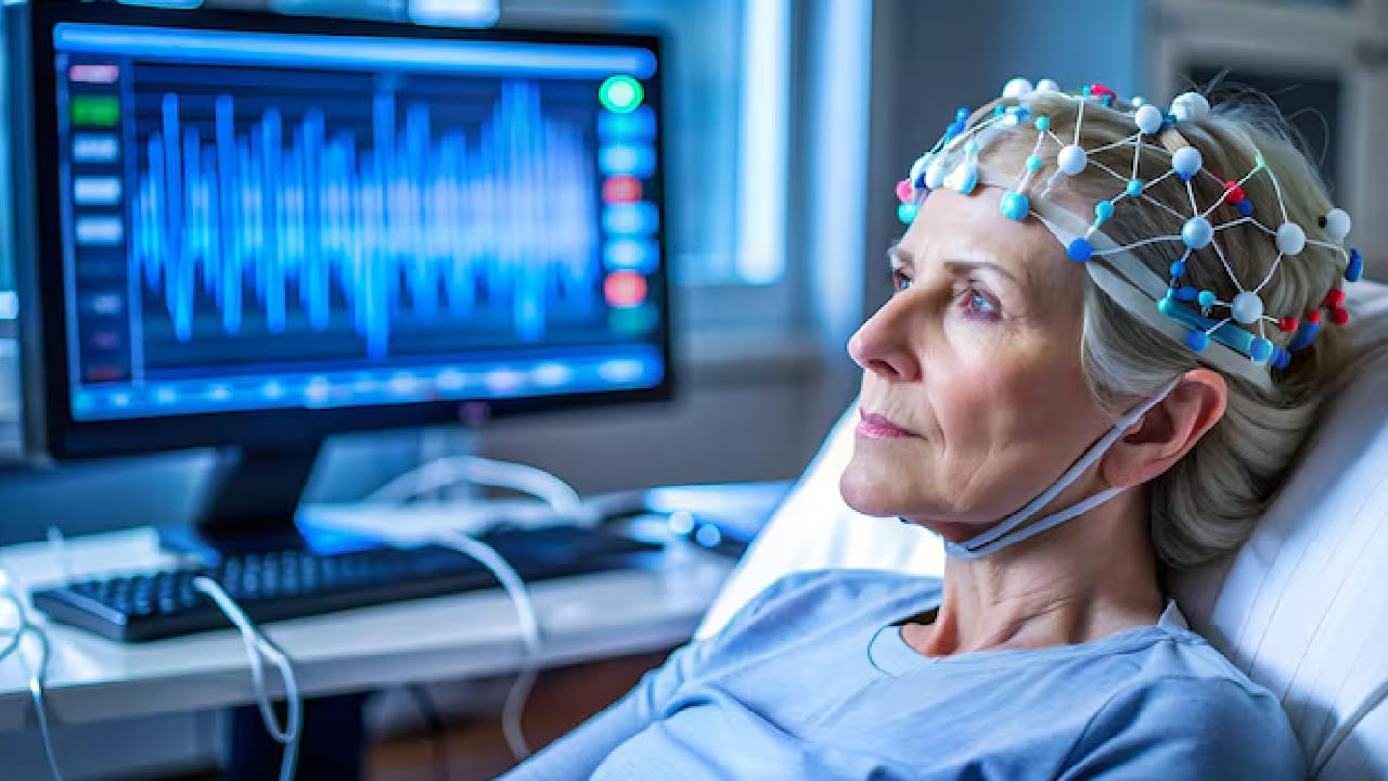 গবেষকরা ঘুমের সময় মস্তিষ্কের কর্মক্ষমতা মাপতে ‘ইলেক্ট্রোএনসেফালোগ্রাফি’ বা ইইজি (EEG) মেশিন ব্যবহার করেছিলেন। পরীক্ষায় দেখা গিয়েছে, অপরিচিত পরিবেশে শুলে মস্তিষ্ক পারিপার্শ্বিক শব্দ বা সামান্য নড়াচড়াকে বিপদ হিসেবে গণ্য করে। সেই কারণেই গভীর ঘুমের বদলে মস্তিষ্ক হালকা তন্দ্রাচ্ছন্ন অবস্থায় থাকে। Free Pik