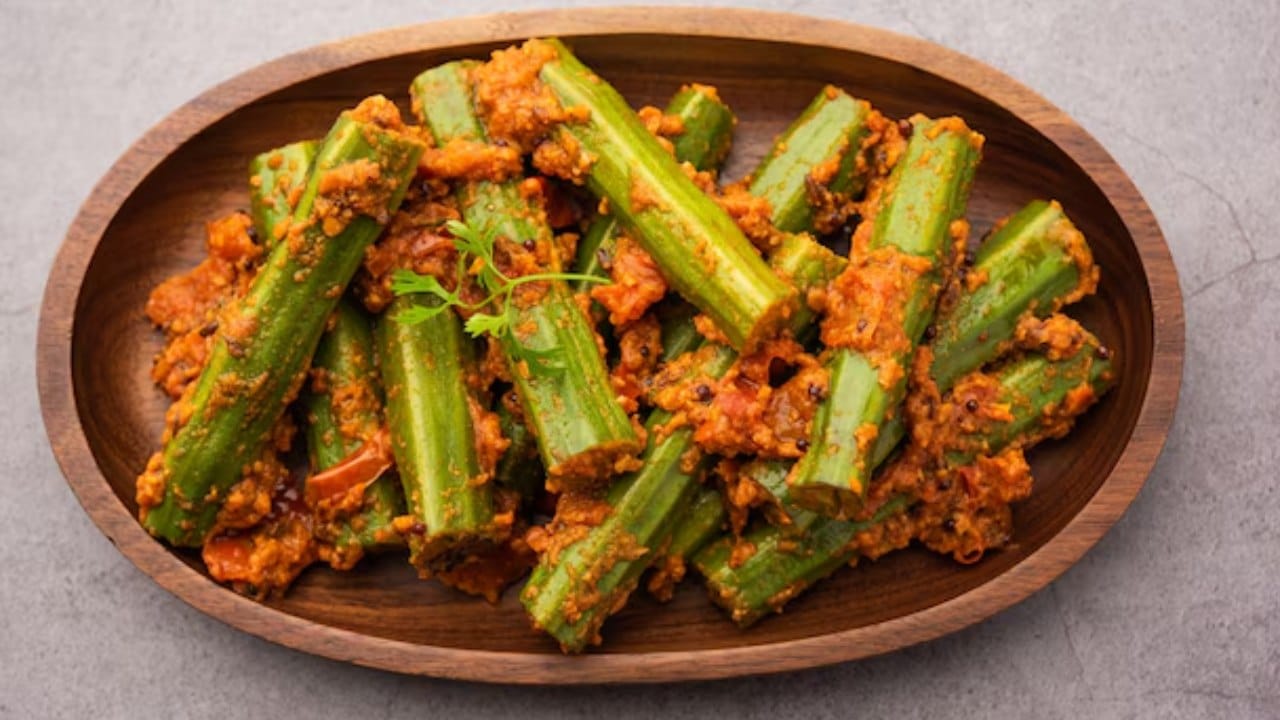 বসন্তের শেষ থেকে গোটা গ্রীষ্মকাল জুড়ে সজনে ডাঁটা বাঙালির পাতের অবিচ্ছেদ্য অংশ। হালকা সর্ষে বা পোস্ত দিয়ে তৈরি এই চচ্চড়ি শরীরকে ভেতর থেকে শীতল রাখতে সাহায্য করে। এর ওষধি গুণ উচ্চ রক্তচাপ নিয়ন্ত্রণে রাখে এবং লিভারের জন্য অত্যন্ত উপকারী। Free Pik