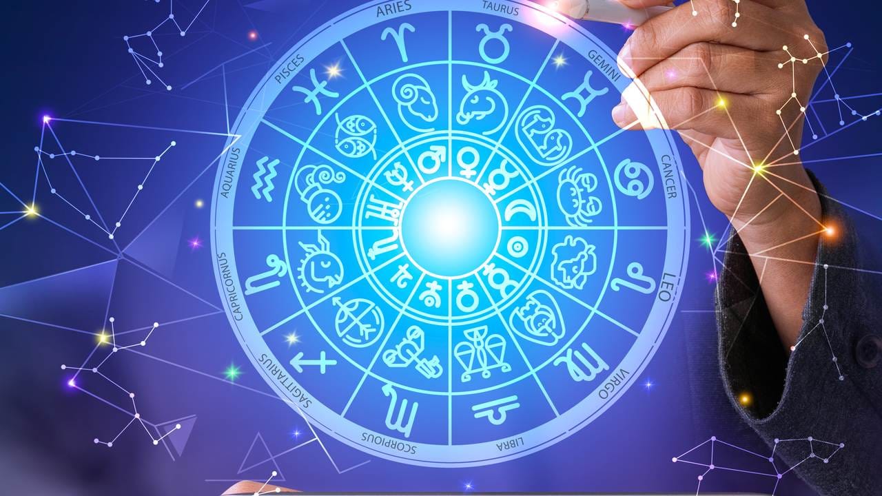 রবিবার সোনা কিনলে সূর্য দেবতার বিশেষ কৃপা পাওয়া যায়। এর ফলে কর্মক্ষেত্রে ও দাম্পত্য জীবনে তেজ ও যশ বৃদ্ধি পায়। নবদম্পতির আগামী জীবনে সম্মান ও প্রতিপত্তি বজায় রাখতে এই দিনটি অত্যন্ত প্রশস্ত। Getty Images