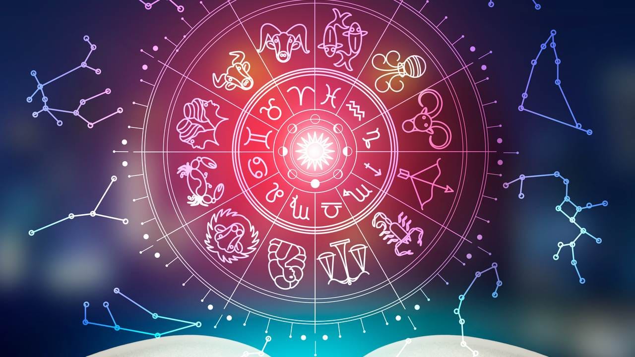 শুভ দিনের পাশাপাশি কোন দিনটি এড়িয়ে চলবেন, সেটিও জেনে রাখা জরুরি। জ্যোতিষশাস্ত্রে বলা হয়েছে, শনিবার কখনোই সোনার গয়না কেনা উচিত নয়। এতে লাভের চেয়ে অমঙ্গলের আশঙ্কাই বেশি থাকে। Getty Images