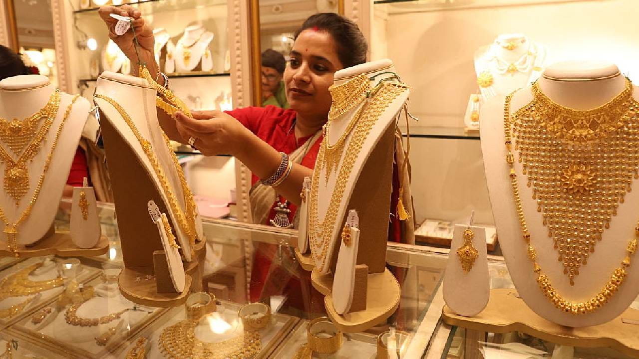 বিয়ের কেনাকাটায় গয়না সবথেকে গুরুত্বপূর্ণ বিষয়। তবে জ্যোতিষশাস্ত্র বলছে, যত্রতত্র বা যখন-তখন সোনা কিনলে সুফল পাওয়া যায় না। বৈবাহিক জীবনে সুখ ও সমৃদ্ধি অটুট রাখতে শুভ তিথি ও নক্ষত্র দেখেই সোনা কেনা উচিত। Getty Images