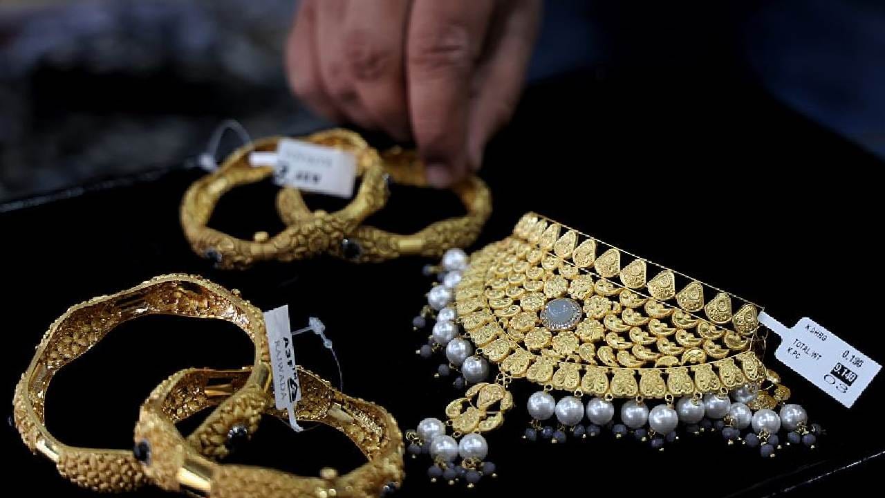 জ্যোতিষশাস্ত্রে সোনার সঙ্গে সরাসরি সূর্যের সম্পর্ক রয়েছে বলে মানা হয়। তাই সঠিক বার ও তিথি মেনে সোনা কিনলে ভাগ্যোদয় নিশ্চিত। বিয়ের গয়না কেনার জন্য রবিবার এবং বৃহস্পতিবারকে সবথেকে শুভ দিন হিসেবে গণ্য করা হয়। Getty Images