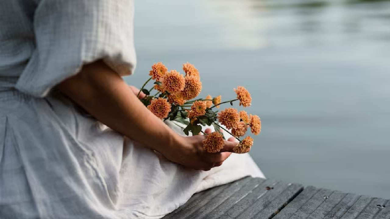 আধ্যাত্মিকতা মানেই ঘরবাড়ি ছেড়ে পাহাড়-জঙ্গলে চলে যাওয়া নয়। বরং নিজের ভেতরের অস্থিরতা কমিয়ে একটু শান্তিতে থাকা এবং নিজেকে নতুন করে চেনা। আপনি কি শুরু করতে চান নিজের আধ্যাত্মিক পথচলা? খুব সাধারণ ৭টি ধাপ মেনে আপনিও শুরু করতে পারেন এই নতুন যাত্রা। Photo- Freepik