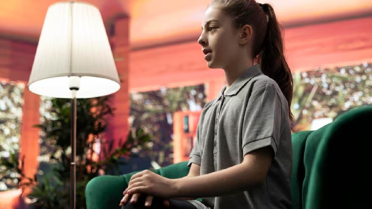 সারাদিন তো অনেক  কথাই বলেন, কিন্তু নিজের মনের কথা শোনার সময় পান কী? তাই দিনে অন্তত ১০ মিনিট সব কাজ থামিয়ে একদম চুপচাপ এক জায়গায় বসুন। এই নিস্তব্ধতা আপনার মনের সব জট খুলতে সাহায্য করবে এবং ভেতর থেকে শান্তি দেবে। Photo- Freepik