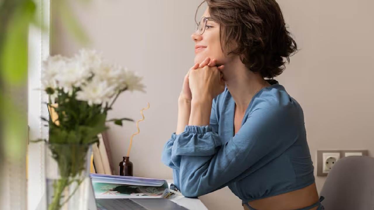 যা নেই, তা নিয়ে সারাক্ষণ দুঃখ করেন অনেকে; কিন্তু যা আছে তার কথা ভাবেন কজন? প্রতিদিন রাতে ঘুমানোর আগে অন্তত তিনটে ভালো জিনিসের কথা ভাবুন যা আপনার আছে। এই ছোট অভ্যাসটি আপনার মনের না-পাওয়াগুলো কমিয়ে ইতিবাচক শক্তি বাড়িয়ে দেবে। Photo- Freepik