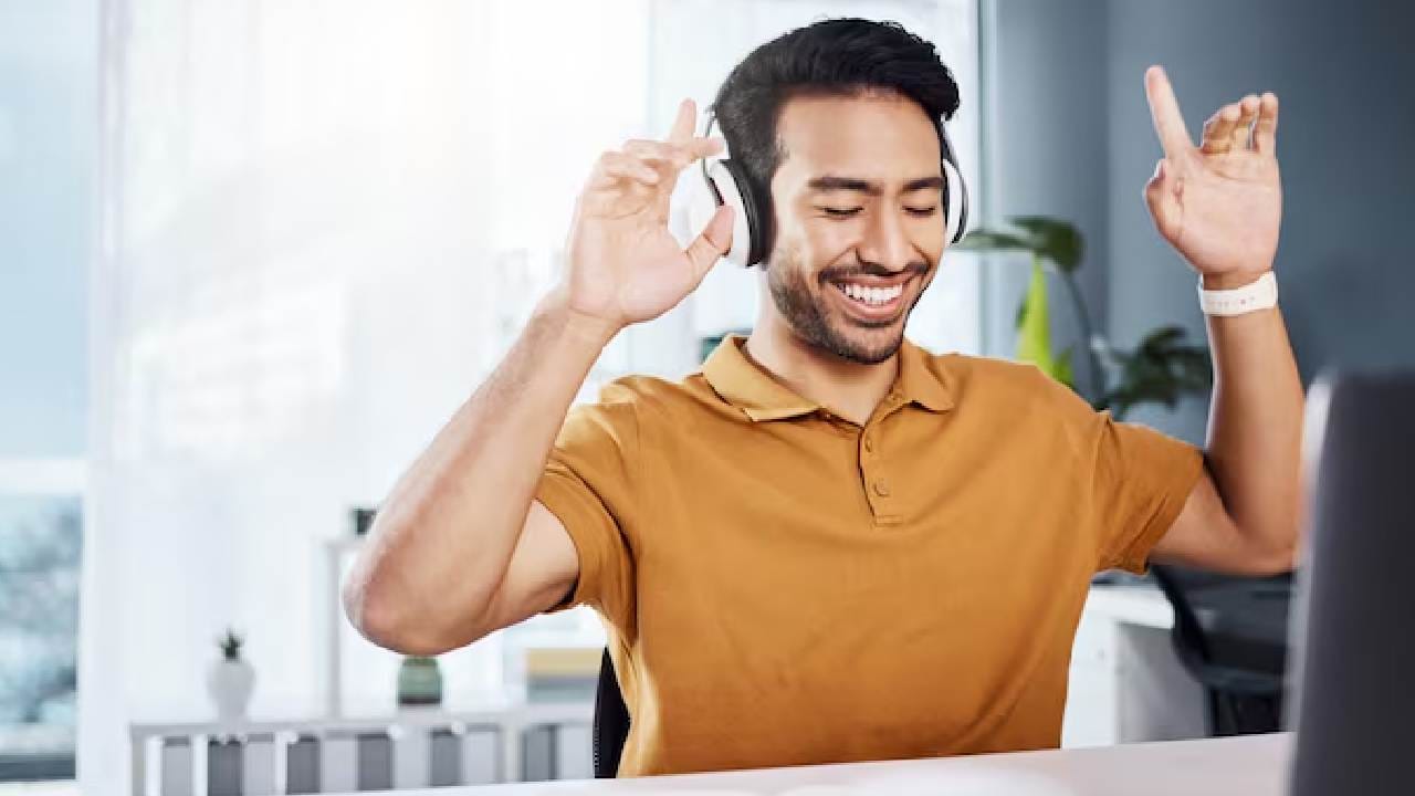 বেশিরভাগ মানুষই পুরনো দিনের কথা ভেবে কষ্ট পান, নয়তো ভবিষ্যৎ নিয়ে দুশ্চিন্তা করেন। চেষ্টা করুন এই মুহূর্তে আপনি যা করছেন—খাওয়া, হাঁটা বা কাজ—তাতেই মন দিতে। বর্তমানে বাঁচতে শিখলে মন অনেক হালকা হয় এবং অকারণ দুশ্চিন্তা দূর হয়ে যায়। Photo- Freepik