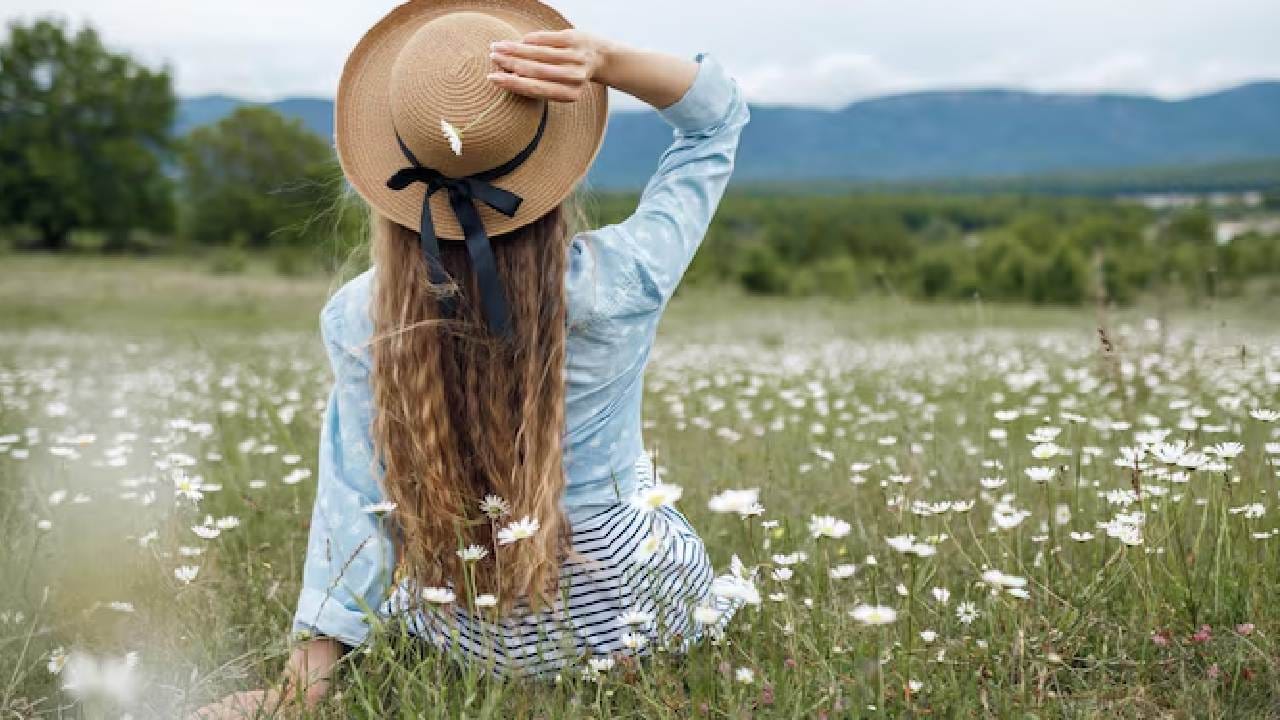 মাঝে মাঝে ফোন বা ল্যাপটপ সরিয়ে রেখে একটু প্রকৃতির কাছে যান। গাছের ছায়ায় বসা বা খোলা আকাশের নিচে কিছুক্ষণ হাঁটলে মন এমনিতেই শান্ত হয়। প্রকৃতি আমাদের শেখায় কীভাবে শান্ত থেকে নিজের কাজ গুছিয়ে নিতে হয়। Photo- Freepik