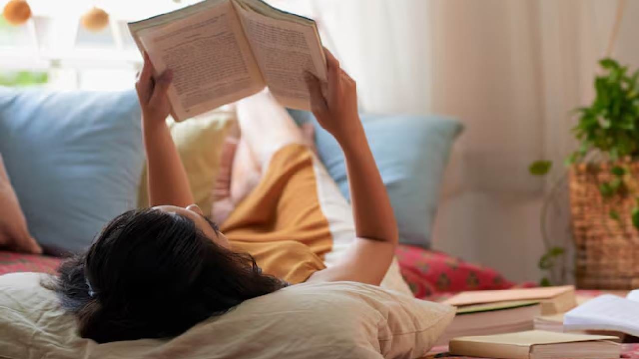 সোশ্যাল মিডিয়ার ভিড়ে অনেক সময় আজেবাজে জিনিস দেখে সময় নষ্ট করেন। তার বদলে প্রতিদিন অন্তত ১০ মিনিট কোনও ভালো বই পড়ুন বা মহাপুরুষদের কথা শুনুন। ভালো চিন্তা আপনার মনের ভেতরের অন্ধকার কাটিয়ে আলোর পথ দেখাবে। Photo- Freepik