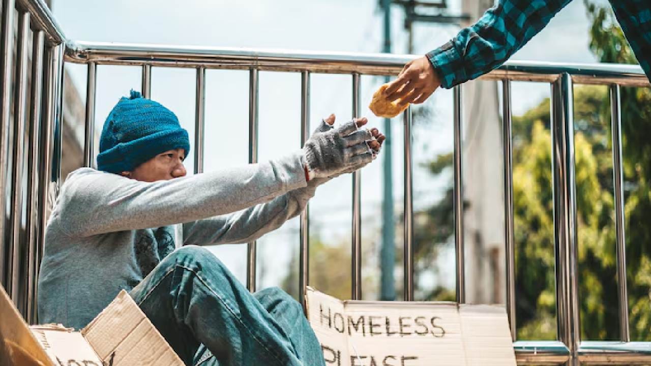 নিজের জন্য তো সবাই বাঁচে, কিন্তু মানুষের উপকারে আসার মধ্যে এক আলাদা আনন্দ আছে। প্রতিদান চাইবেন না। এই ৭টি ধাপ নিয়ম করে পালন করলেই দেখবেন আপনার জীবন কত সুন্দর হয়ে গিয়েছে। Photo- Freepik