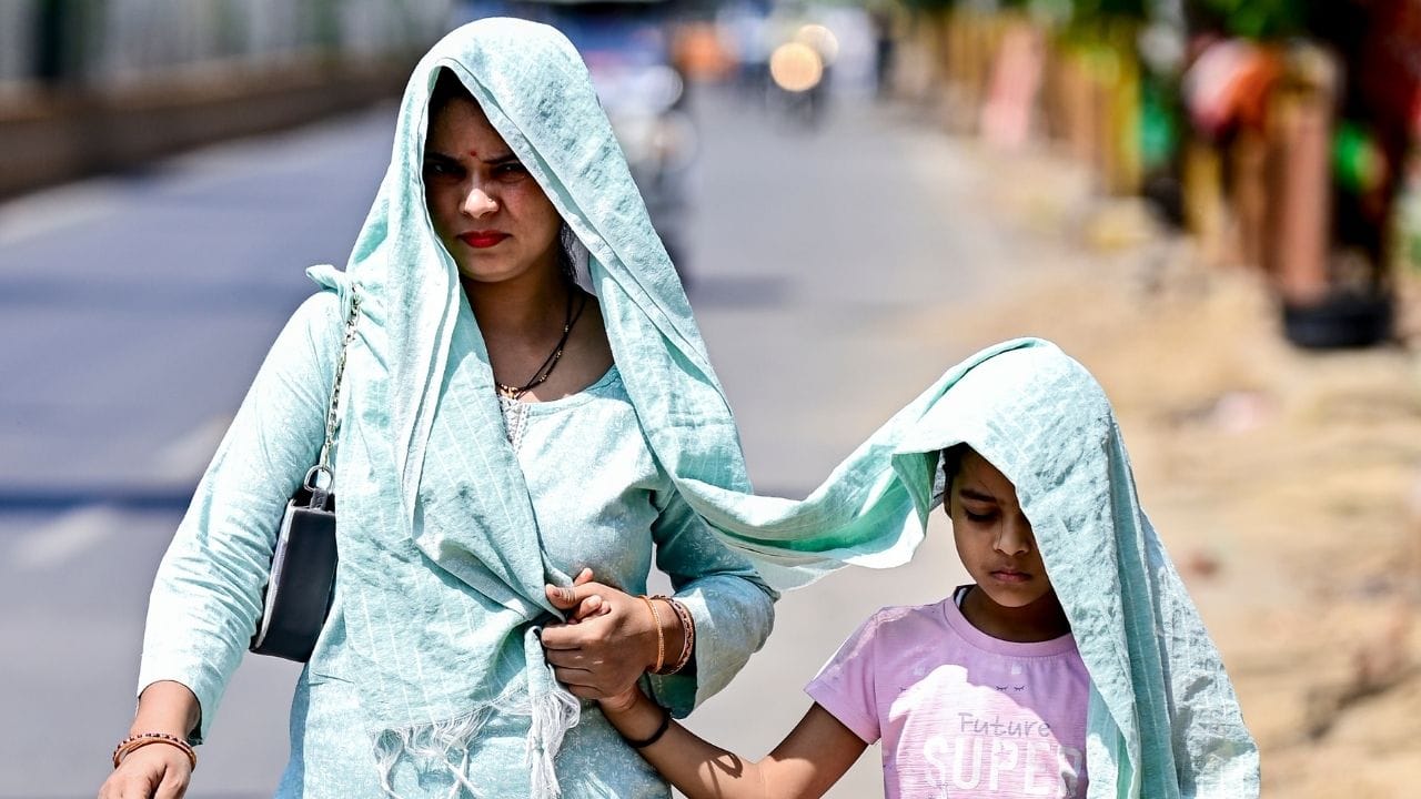 একদিনের গরম ছিল শুধু ট্রেলার। এরপরে এপ্রিল-মে মাসে কী গরম পড়তে চলেছে, তা এখন থেকেই হাড়ে হাড়ে টের পাওয়া যাচ্ছে। তবে এপ্রিলের শুরুতেই মিলল স্বস্তির খবর।