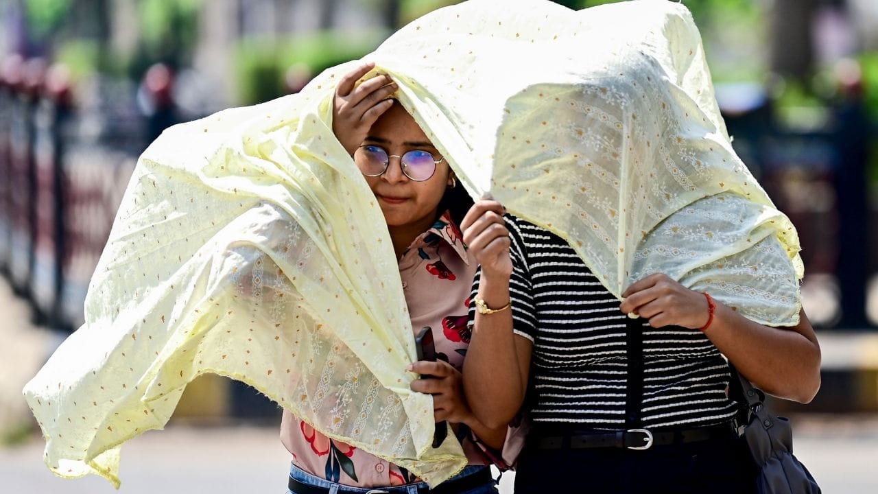 আজ কলকাতার আকাশ আংশিক মেঘলা থাকবে। মূলত দুপুর বা বিকেলের পর থেকে আকাশ মেঘলা হতে শুরু করবে। দিনের সর্বোচ্চ তাপমাত্রা ৩৬ ডিগ্রি ও সর্বনিম্ন তাপমাত্রা ২৬ ডিগ্রির ঘরে থাকবে। বাতাসে আপেক্ষিক আর্দ্রতাও অনেকটাই বেশি থাকবে। 