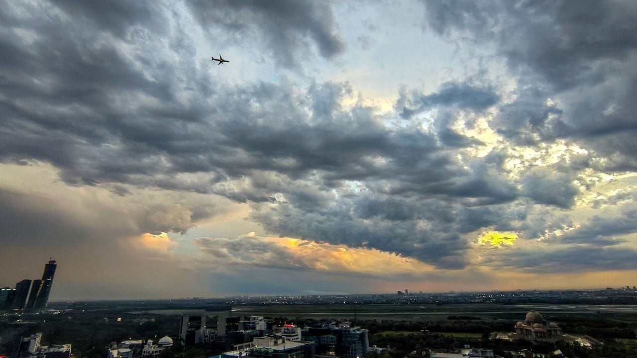আজ হাওড়া, হুগলি, উত্তর ও দক্ষিণ ২৪ পরগণা, পুরুলিয়া, ঝাড়গ্রাম, বর্ধমান, বীরভূম, দুই মেদিনীপুরে শুষ্ক আবহাওয়া থাকবে। 