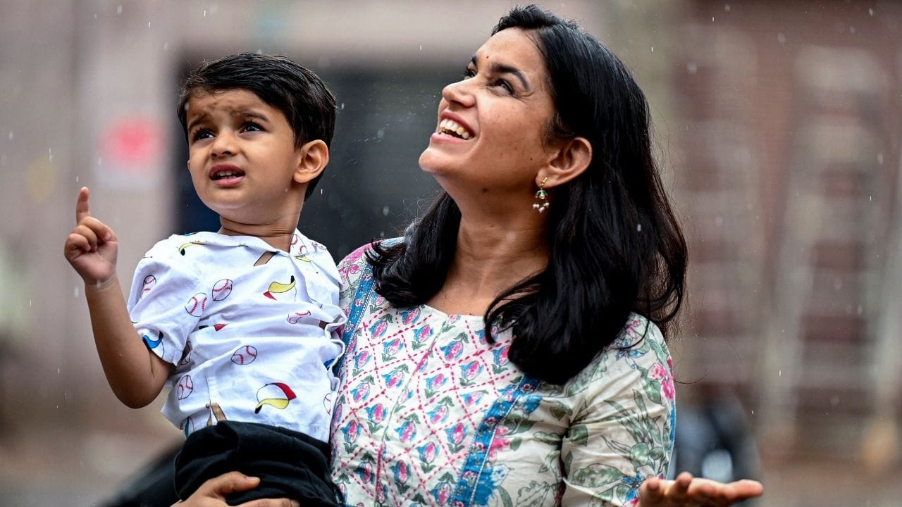 তবে ৩ দিন পর ৩-৪ ডিগ্রি পারদ পতনের আশা। নতুন পশ্চিমী ঝঞ্ঝার প্রভাবে কমতে পারে গরম। 