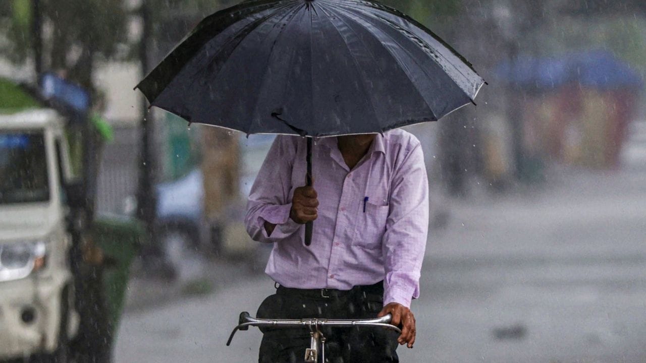 অন্যদিকে, উত্তরবঙ্গে আজ বিক্ষিপ্তভাবে বৃষ্টির সম্ভাবনা রয়েছে। দার্জিলিং, জলপাইগুড়ি, কালিম্পং, আলিপুরদুয়ারে বিক্ষিপ্তভাবে হালকা থেকে মাঝারি পরিমাণ বৃষ্টি হতে পারে। 