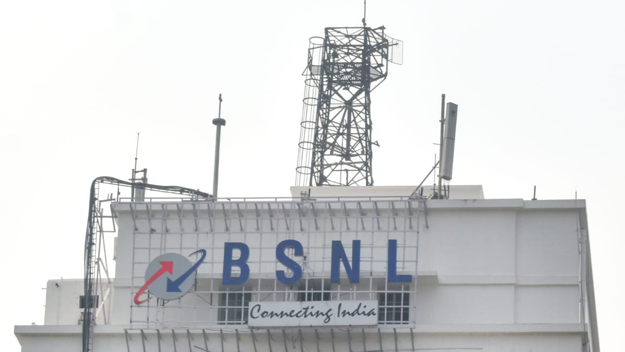 BSNL New Offer : প্রতিদিন ৩ জিবি ডেটা ও ফ্রি টিভি চ্যানেল! BSNL-এর এই নতুন প্ল্যান সম্পর্কে জানেন কি?