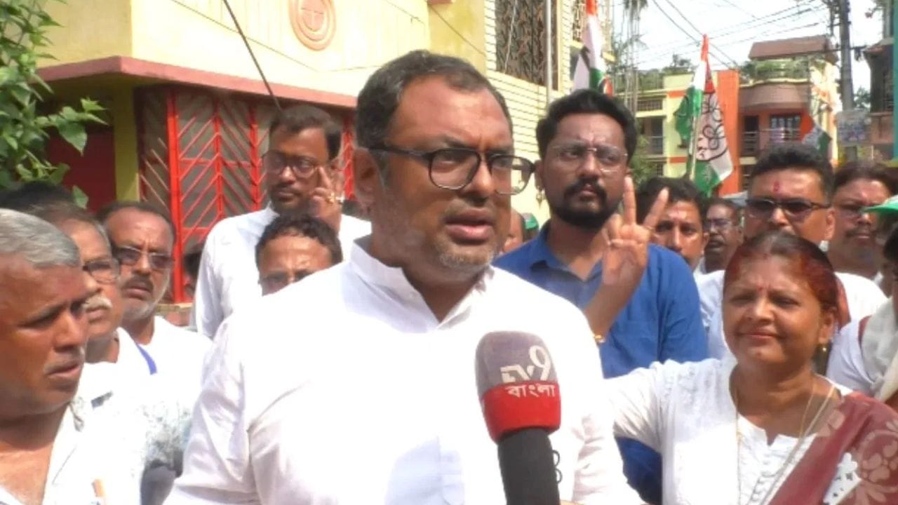 Noapara School Students in TMC Rally: পয়লা বৈশাখের শোভাযাত্রায় স্কুল পড়ুয়ারা! পানিহাটির TMC প্রার্থীকে নিয়ে জোর বিতর্ক Noapara School Students in TMC Rally: পয়লা বৈশাখের শোভাযাত্রায় স্কুল পড়ুয়ারা! পানিহাটির TMC প্রার্থীকে নিয়ে জোর বিতর্ক