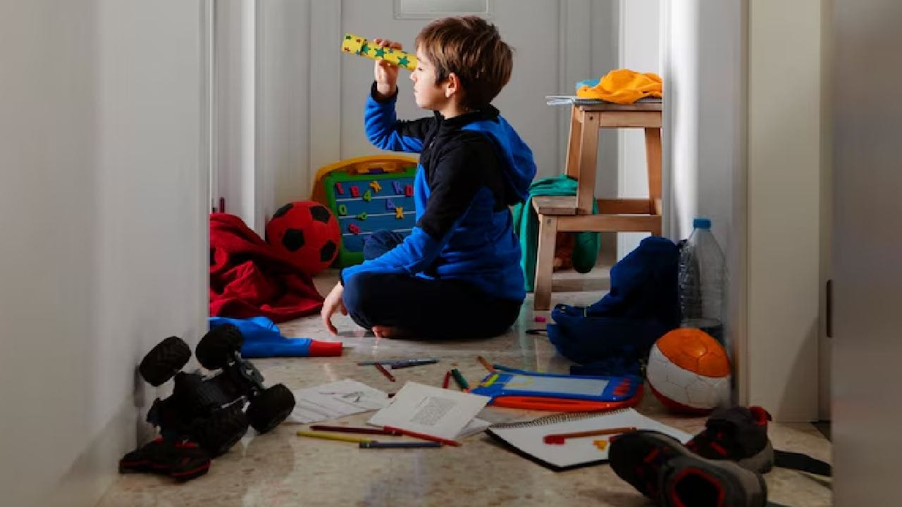 ভাঙা খেলনা বাড়ির কোথায় রাখা সবচেয়ে ঝুঁকিপূর্ণ, তা জানা দরকার। বিশেষ করে শিশুর পড়ার ঘরে ভাঙা টুকরো বা খেলনা রাখা একেবারেই অনুচিত। এটি বুদ্ধির বিকাশে বাধা দেয় এবং পড়াশোনার ক্ষেত্রে নেতিবাচক প্রভাব ফেলে বলে জানাচ্ছেন বাস্তুবিদরা। Free pik