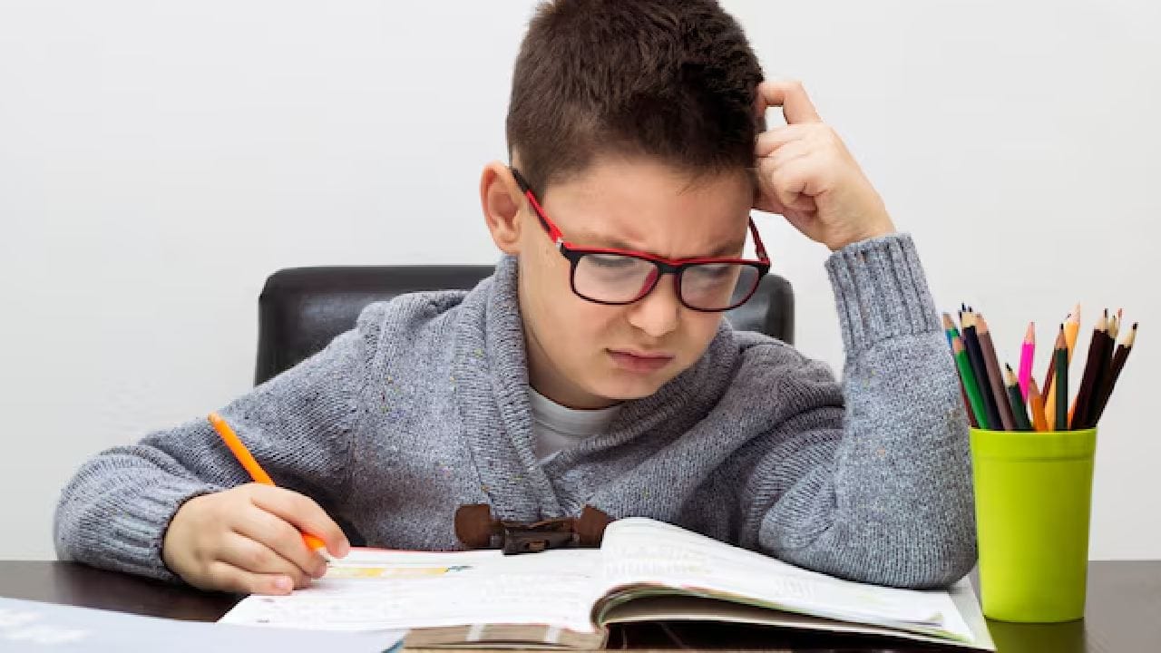 অনেকেই ঘর পরিষ্কারের সময় ভাঙা খেলনা অভাবী শিশুদের দিয়ে দেন। শাস্ত্র মতে, ক্ষতিগ্রস্ত বা ভাঙাচোরা জিনিস কখনওই দান করা উচিত নয়। এতে পুণ্যের চেয়ে অমঙ্গল হওয়ার আশঙ্কাই বেশি থাকে, তাই কাউকে কিছু দিতে হলে তা সব সময় সচল হওয়া জরুরি। Free pik