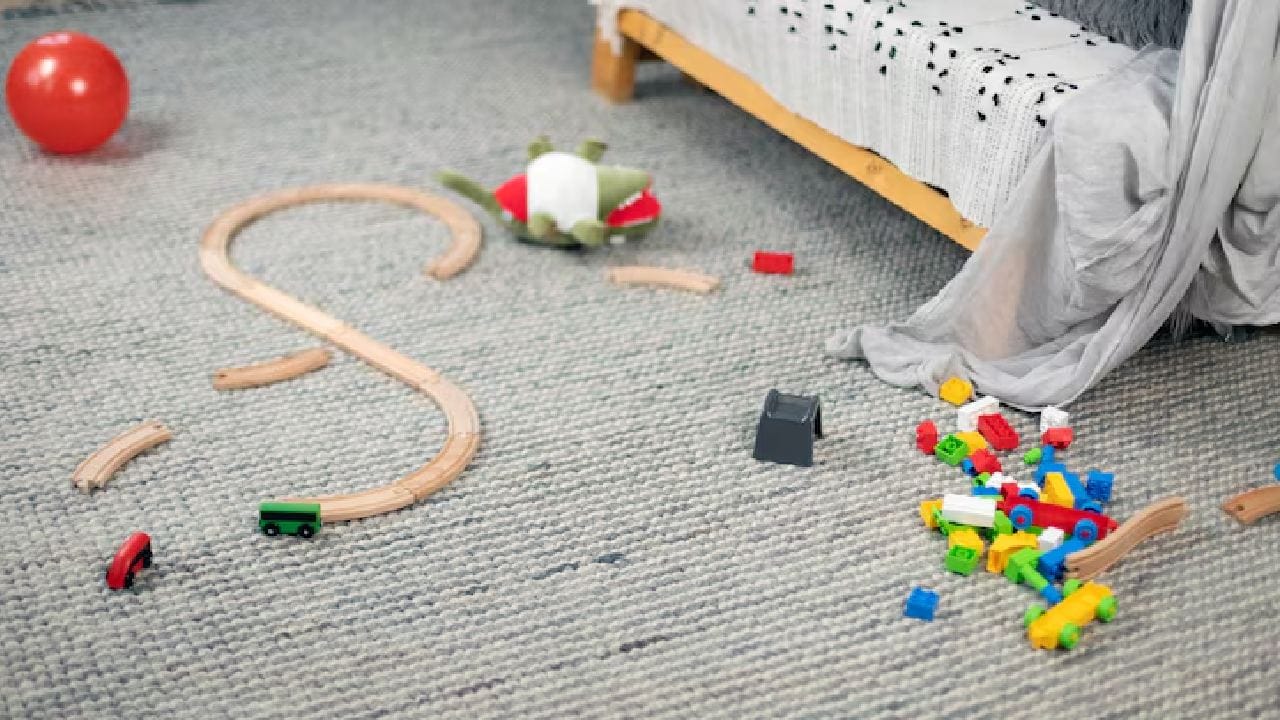 বাড়িতে বাচ্চা থাকা মানেই খেলনা তে থাকবেই। খুদের আলমারি উপচে পড়ে দামি গাড়ি, পুতুল কিংবা রান্নাবাটি। প্রিয় খেলনাটি ভেঙে গেলে অনেক সময় মায়ার টানে তা ঘরের কোণে ফেলে রাখেন অনেকেই, যা বাস্তু মতে মারাত্মক অশুভ। Free pik