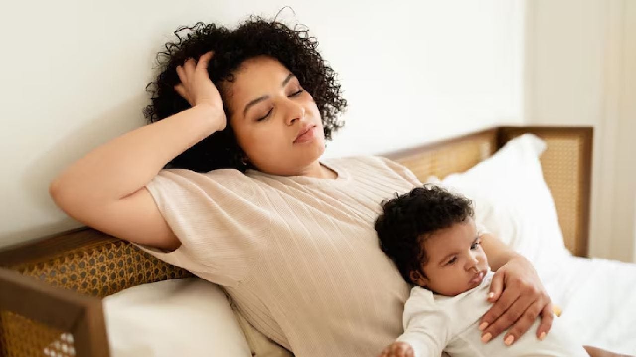 শোওয়ার ঘরে বা বিছানার নিচে বাতিল জিনিস রাখা বাস্তু মতে চরম অশুভ। এতে ঘুমের ব্যাঘাত ঘটে এবং মানসিক ক্লান্তি দেখা দেয়। সুস্থ থাকতে ও সংসারে শান্তি বজায় রাখতে শোওয়ার ঘরের কোণা থেকে ভাঙা খেলনা আজই বিদায় করা উচিত। Free pik